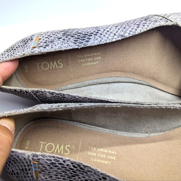 🤎5/$25🤎TOMS Gray Reptile Print Flats - Picture 6 of 7